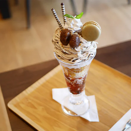 【佐島】ほっくりと栗を堪能味。マロンパフェと海を望むBook cafe の上質な時間